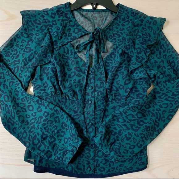 NWT Moon River Ruffle Split Tie Teal Leopard Blouse XS - Picture 6 of 8
